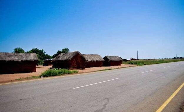 中企承建的安哥拉坎邦迪公路竣工