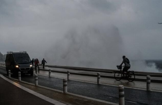 法国东南部地区遭暴风雨袭击致18人失踪