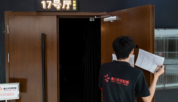 國慶檔影片雙破10億