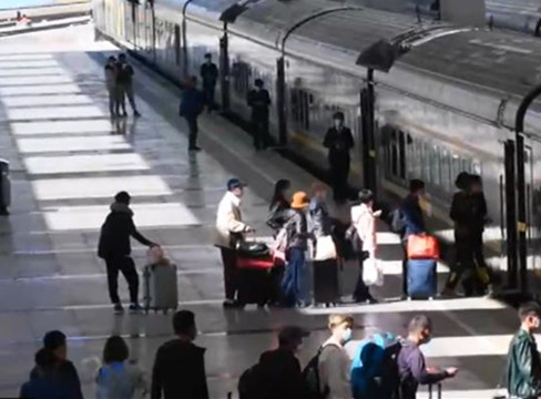  国庆假期过半 5日铁路预计发送旅客1160万人次