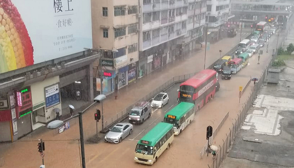返工時間紅雨 多條主幹線大塞車