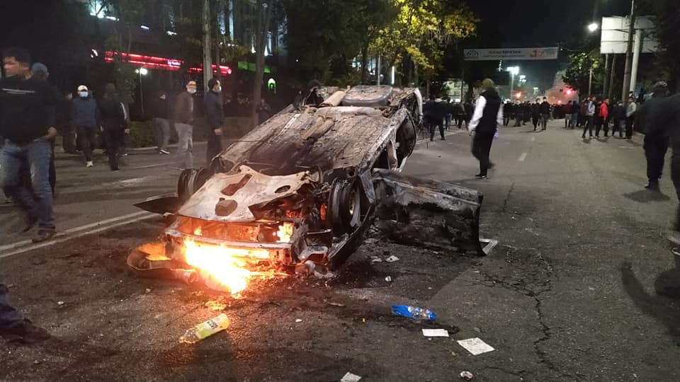 吉爾吉斯斯坦政局突變 政府大樓「白宮」被佔領