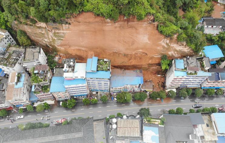 湖北恩施發生山體塌方已造成1人死亡多人受傷