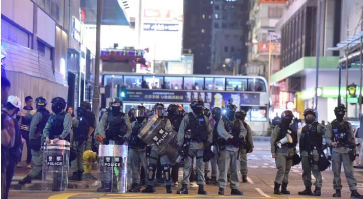 女子旺角以水樽掟警車 判80小時服務令