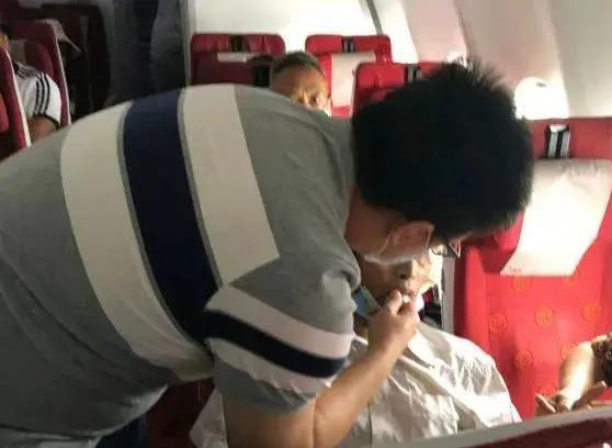 有片丨乘客飛機上突發癲癇 廣東醫護夫妻聯手搶救