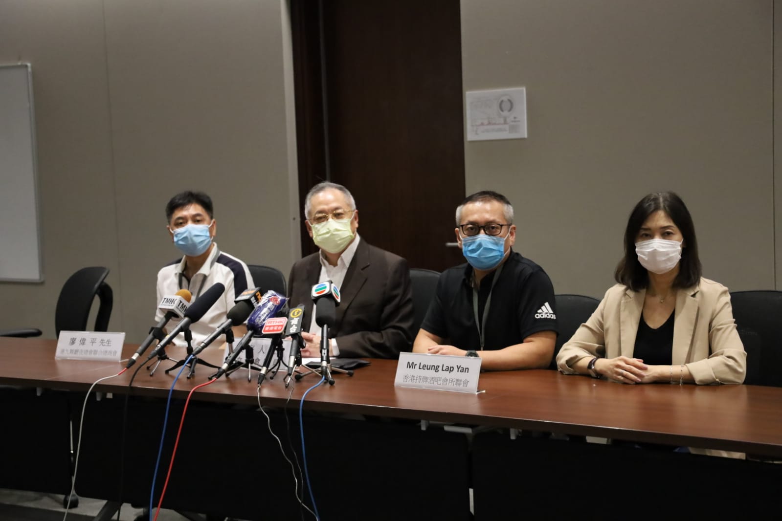 酒吧業界聯署抗疫承諾約章 晤徐德義促勿收緊限制