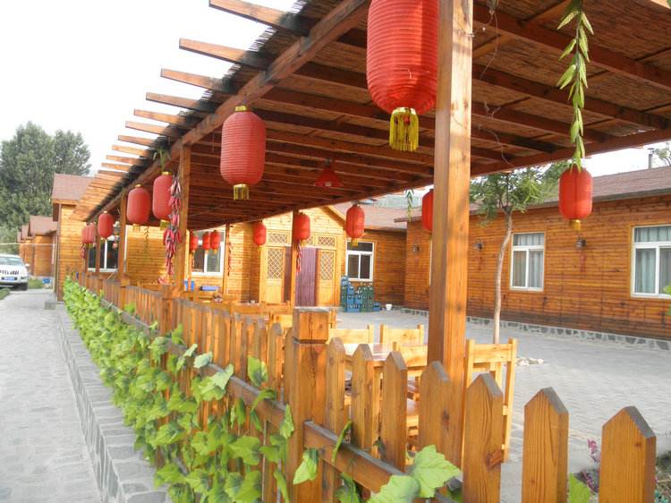 四川隆昌一农家乐瓦房屋顶局部垮塌 致26人轻微伤