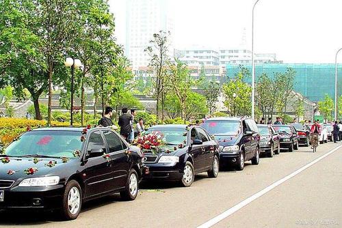 河南一男子多次拦婚车索要钱财涉违法 被警方抓获