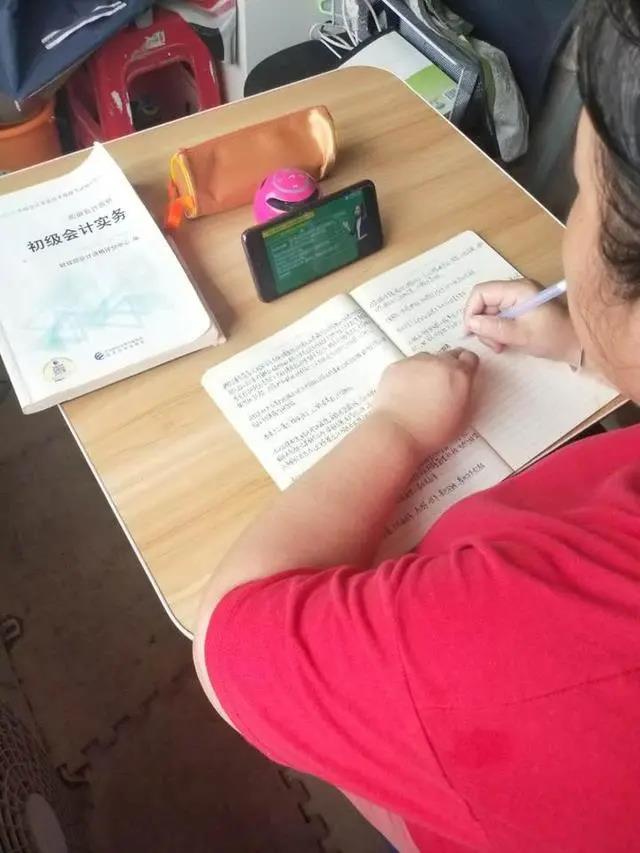 大學宿管「臥虎藏龍」！阿姨陪考一次性通過