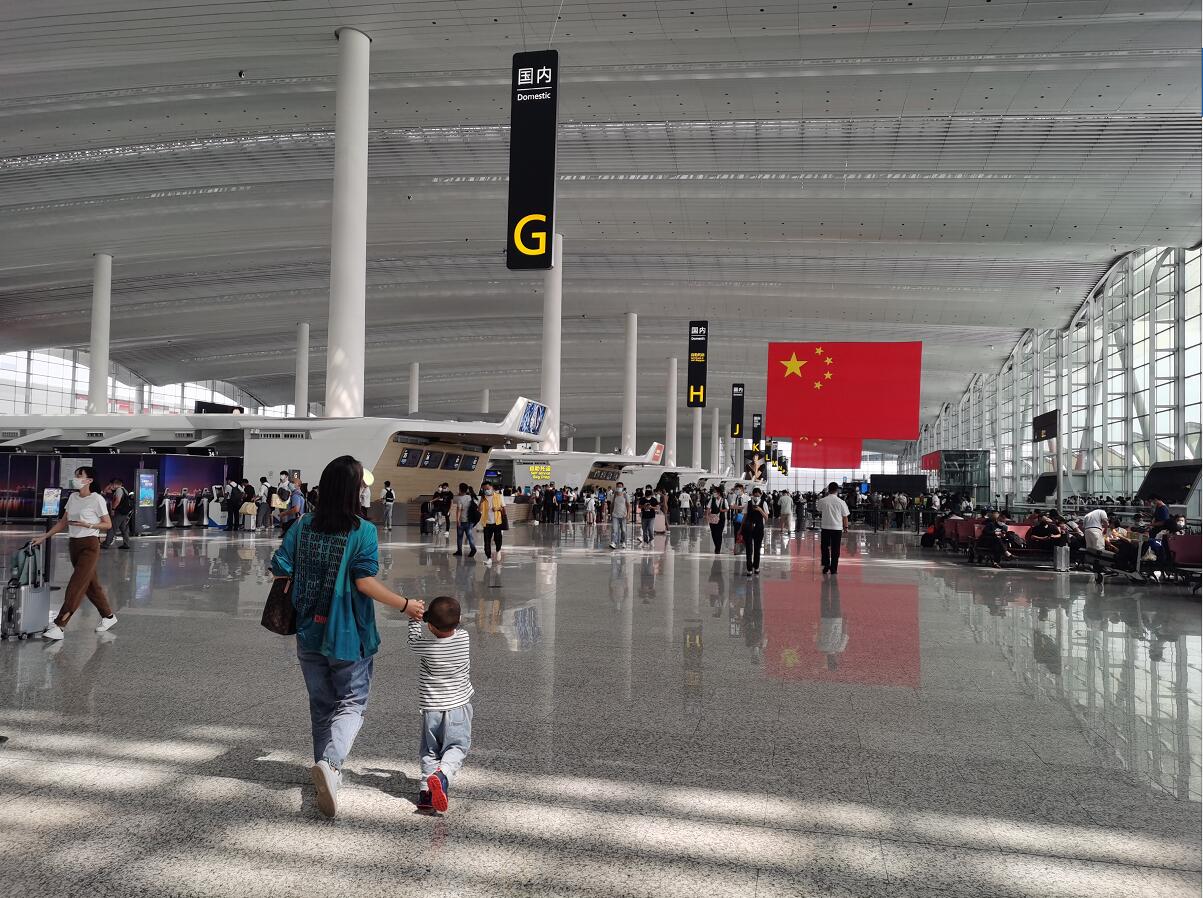 白云机场“双节”前7天共接送旅客116万人次