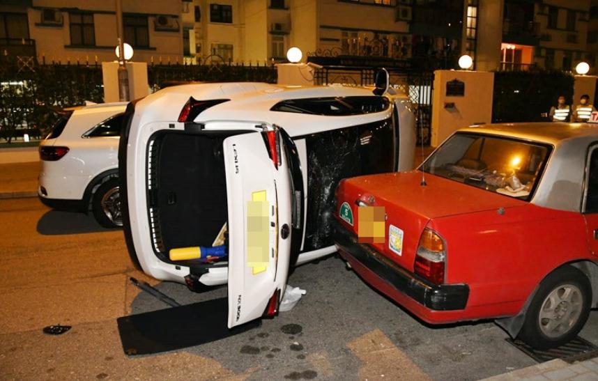 私家車何文田爬頭連撞2車翻側 司機棄車逃去