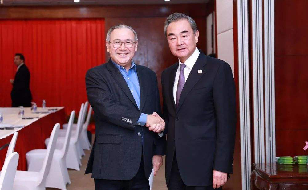 王毅同菲律賓外長洛欽舉行會談