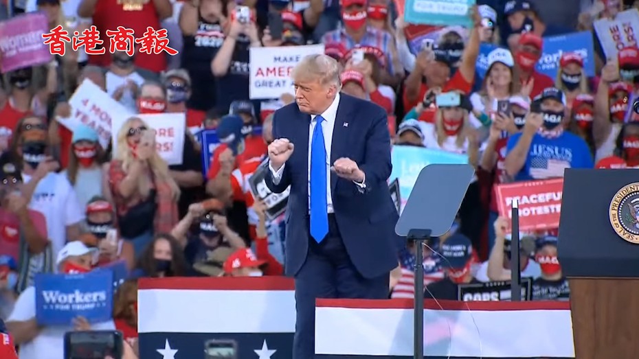 有片丨特朗普重返競選活動未戴口罩 演講結束後又扭了起來