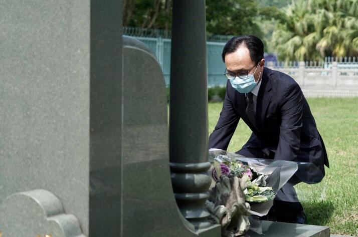 聶德權20日到浩園 向72位因公殉職的公務員獻花