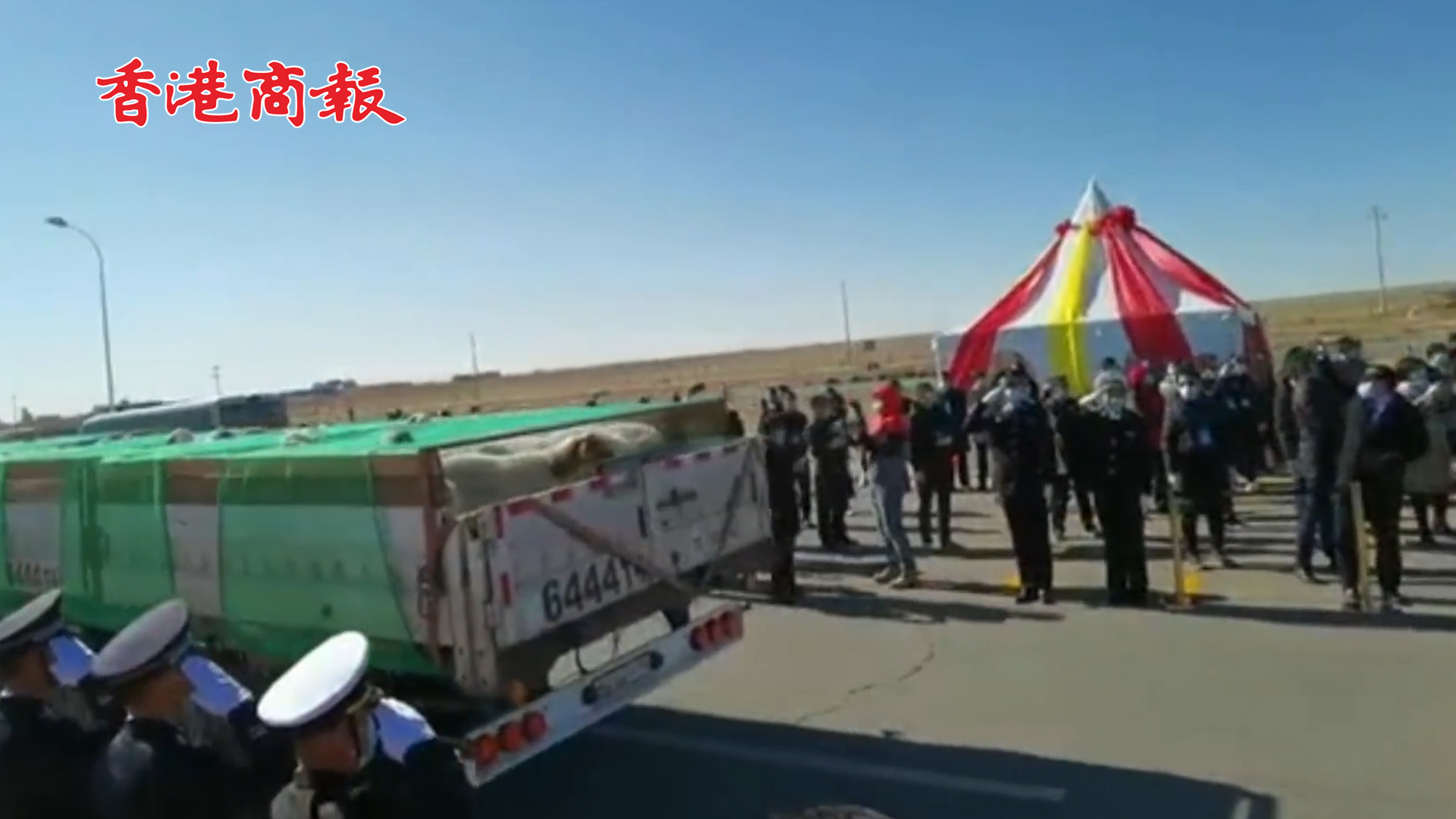 有片丨蒙古羊來啦！震撼交接現場：大貨車滿載4000隻羊入境