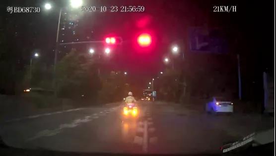 小孩高燒嘔吐不止 深圳的哥連闖紅燈10分鐘送醫