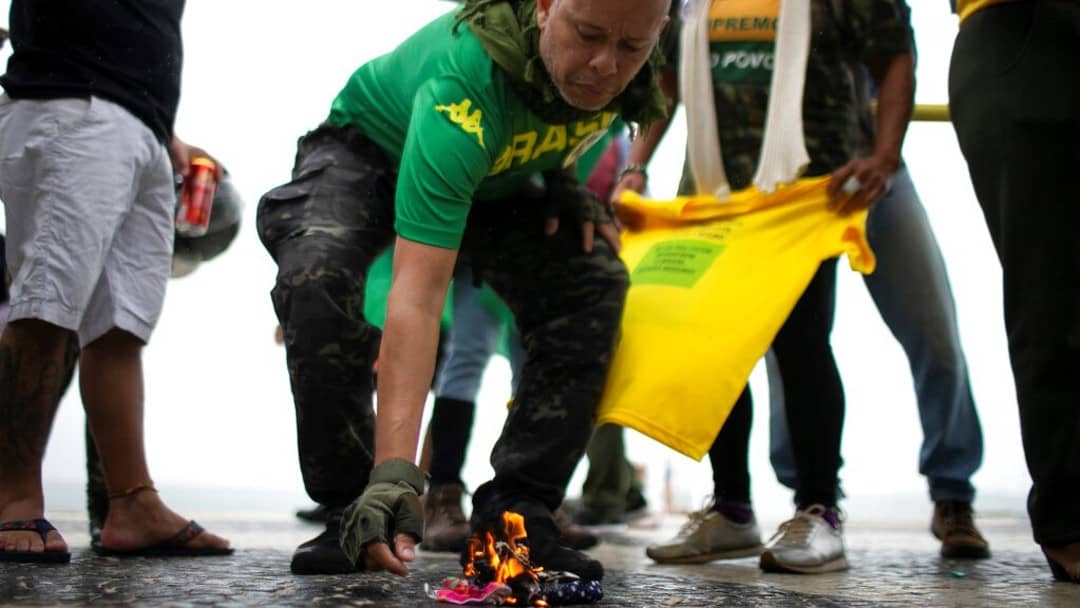 巴西數百人上街反對強制接種新冠疫苗