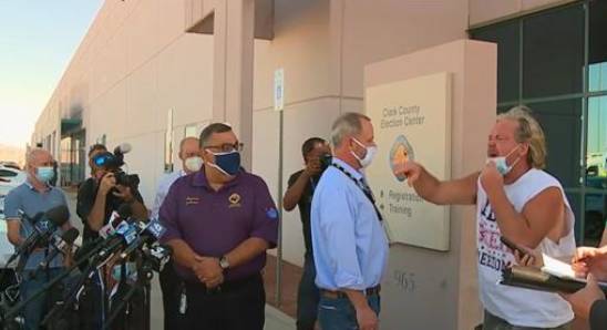 一男子衝進內華達州選舉現場咒罵拜登