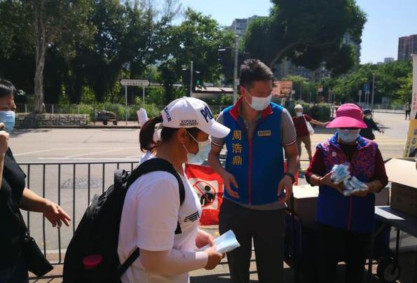 周浩鼎：在街站向居民匯報與派口罩