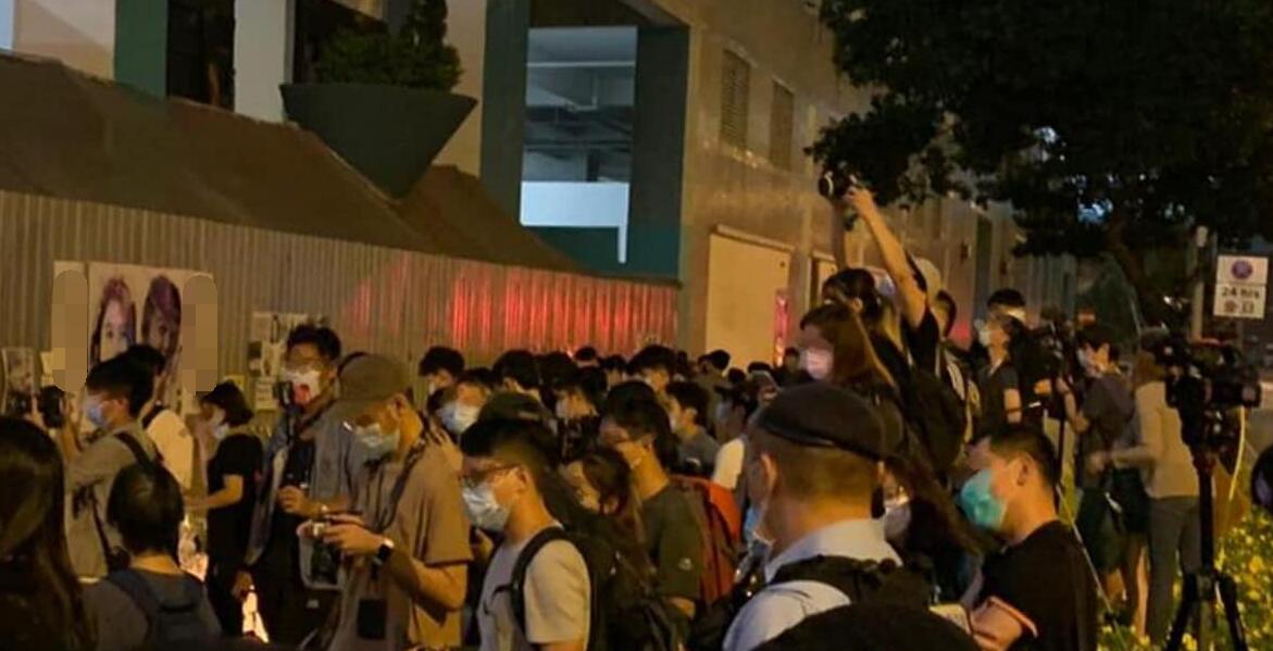 將軍澳有人羣集結 警方拘1人票控6人