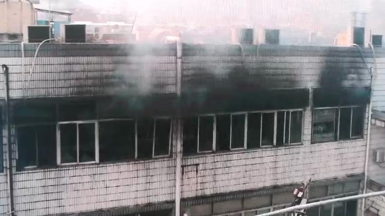 深圳一電子煙公司着火 明火已被撲滅無人員傷亡