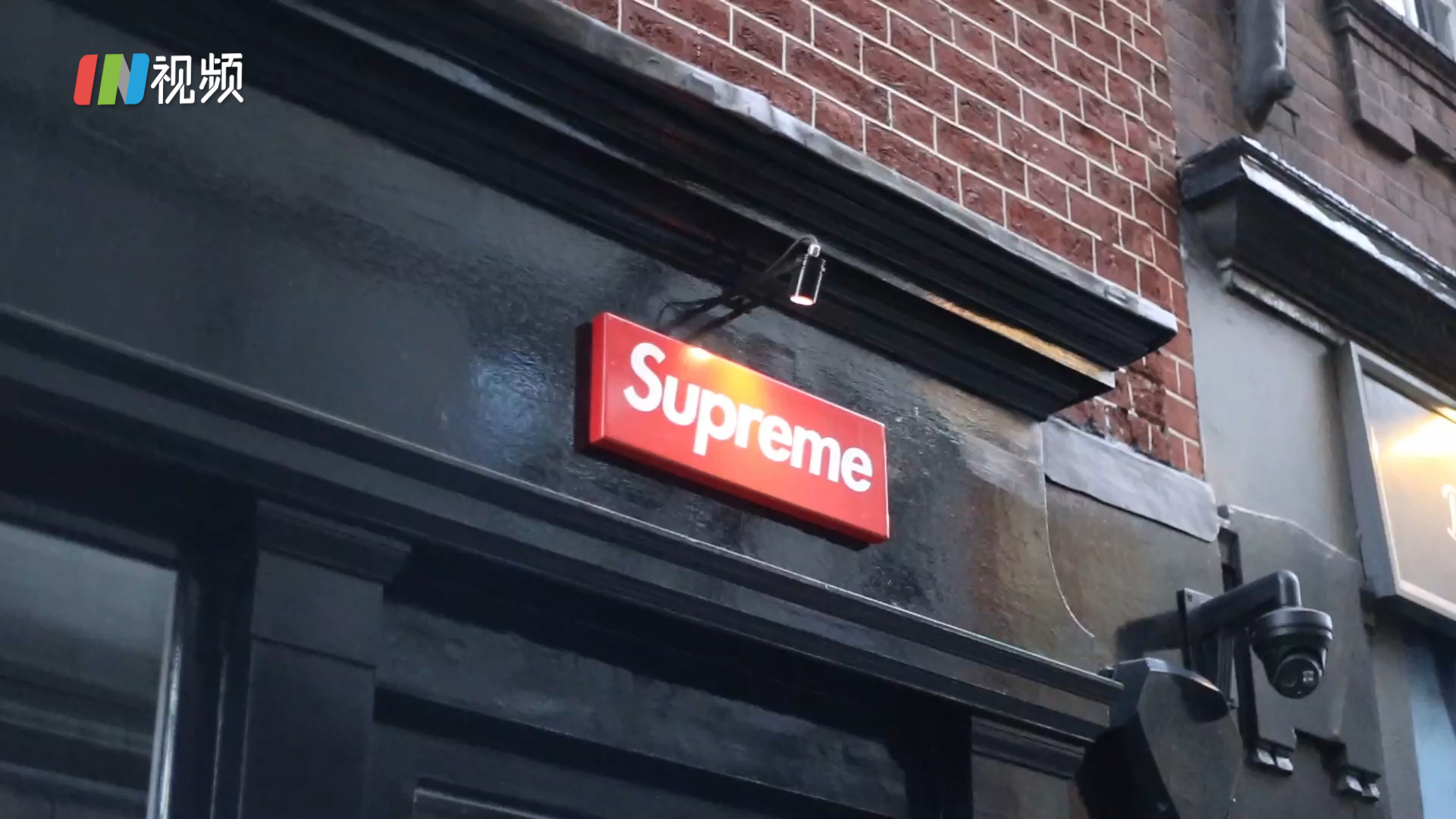有片｜街頭王牌Supreme被Vans母公司以162億元收購