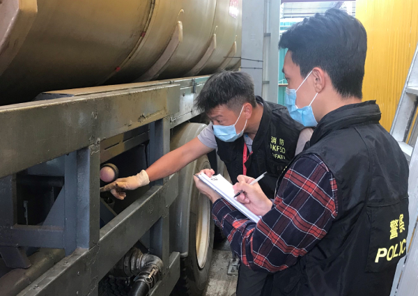 消防處搗破非法油站截獲兩名男子 檢獲8200公升柴油