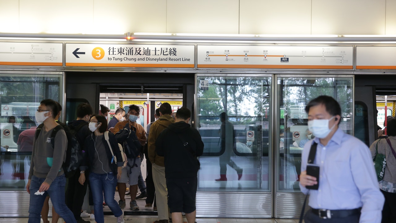 南昌站路軌發現兩發泡膠箱 港鐵車長一度煞停列車