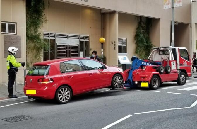 警東九龍打擊違泊 發逾2700張「牛肉乾」拖走8車