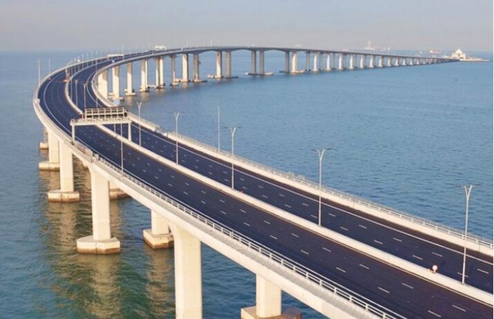 一名男子於港珠澳大橋近香港口岸墮海 獲救送院