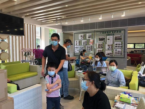 陳克勤感謝打鼓嶺鄉事會 團隊為打流感針村民送上充電線