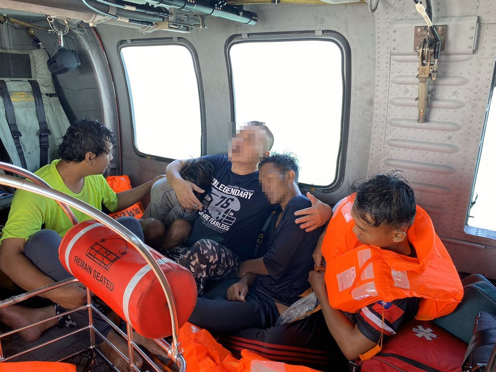 漁船起火5船員跳海  黑鷹直升機吊掛送醫