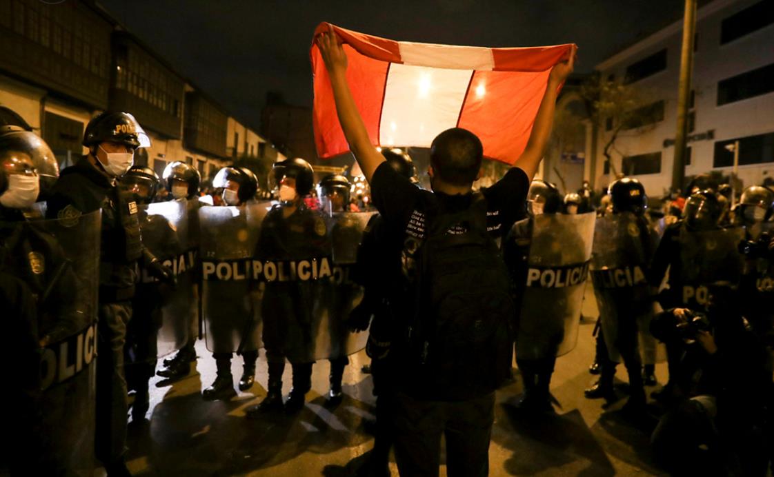 秘魯總統遭國會彈劾 民眾上街示威