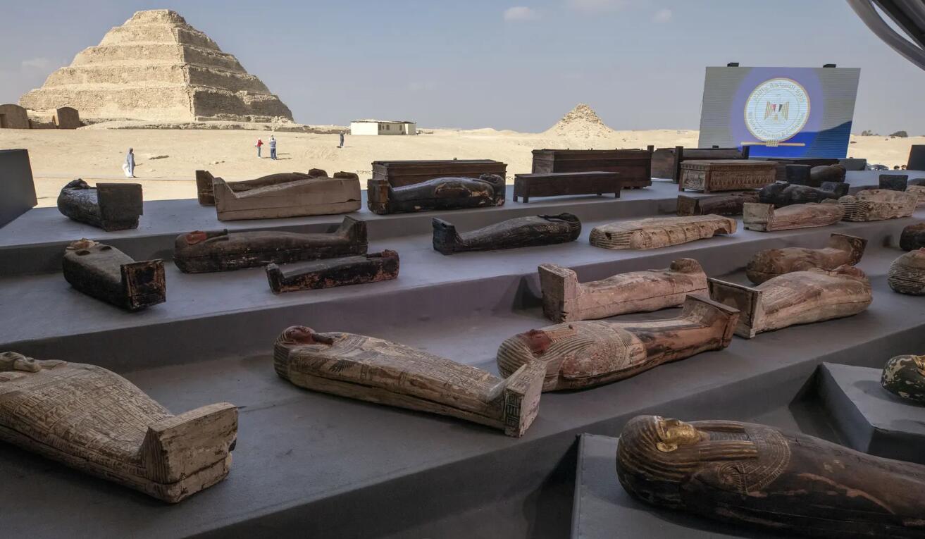 埃及出土百具距今約2500年彩繪木棺  部分裝有木乃伊 