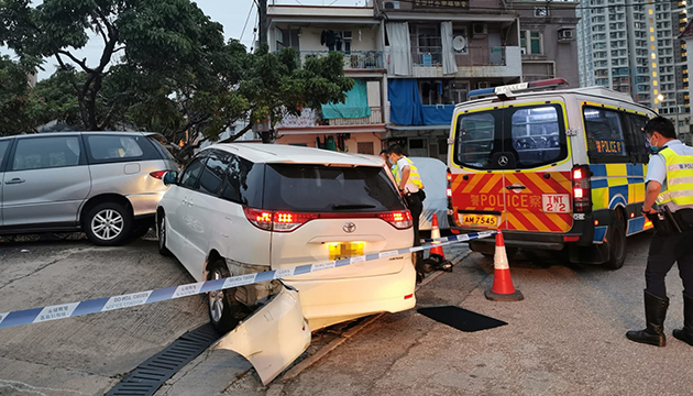 私家車衝路障狂飆 警拔槍拘6人