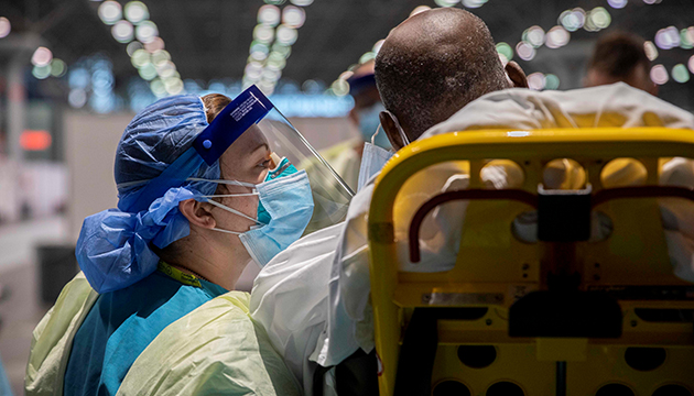 美國疫情持續惡化 醫護心力交瘁引發離退潮