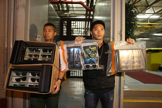 海關檢獲懷疑冒牌太陽眼鏡及手提電話配件 市值約340萬元