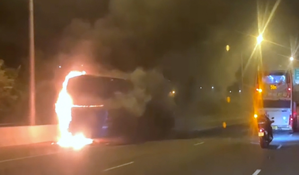 屯門公路旅遊巴起火致交通大堵塞