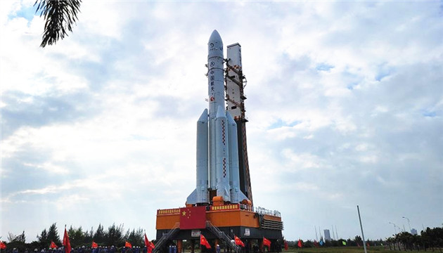 長征五號遙五運載火箭垂直轉運至發射區