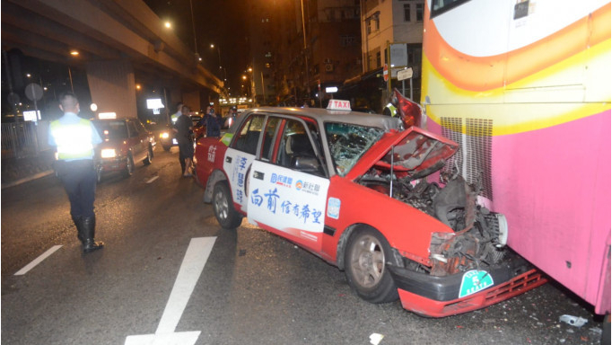 旺角的士失控撼旅遊巴 的哥輕傷送院