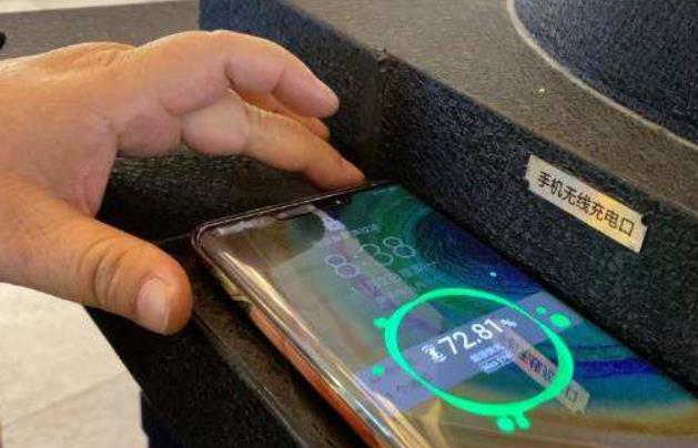 手機沒電了路燈可快充 網友羨慕：求全國推廣