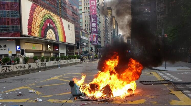 涉向警車擲汽油彈 一名展覽工人被判囚38個月