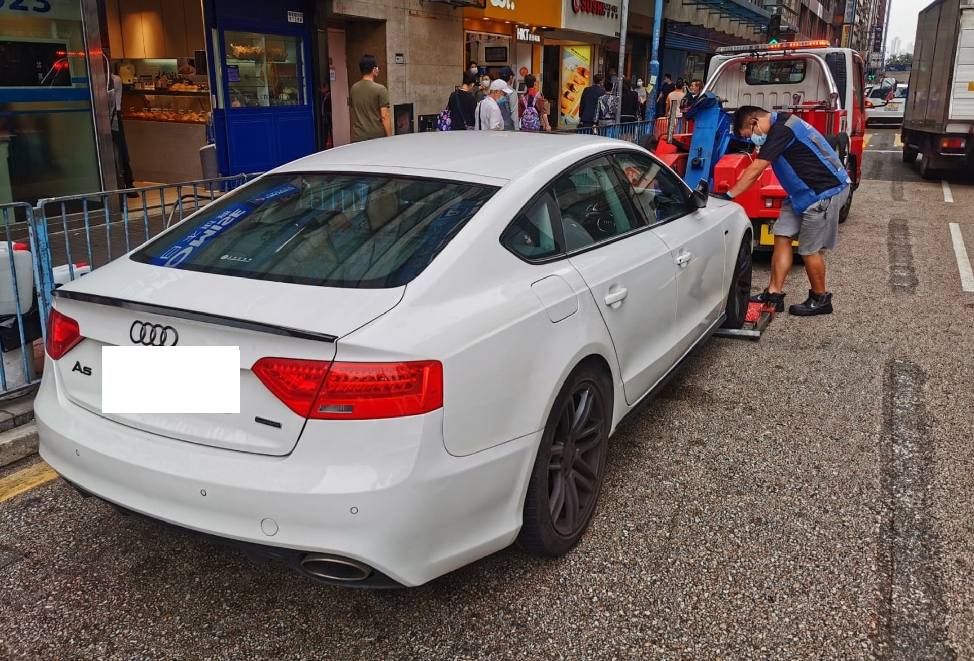 警方東九龍打擊違泊拖走8車 發逾2000張「牛肉乾」