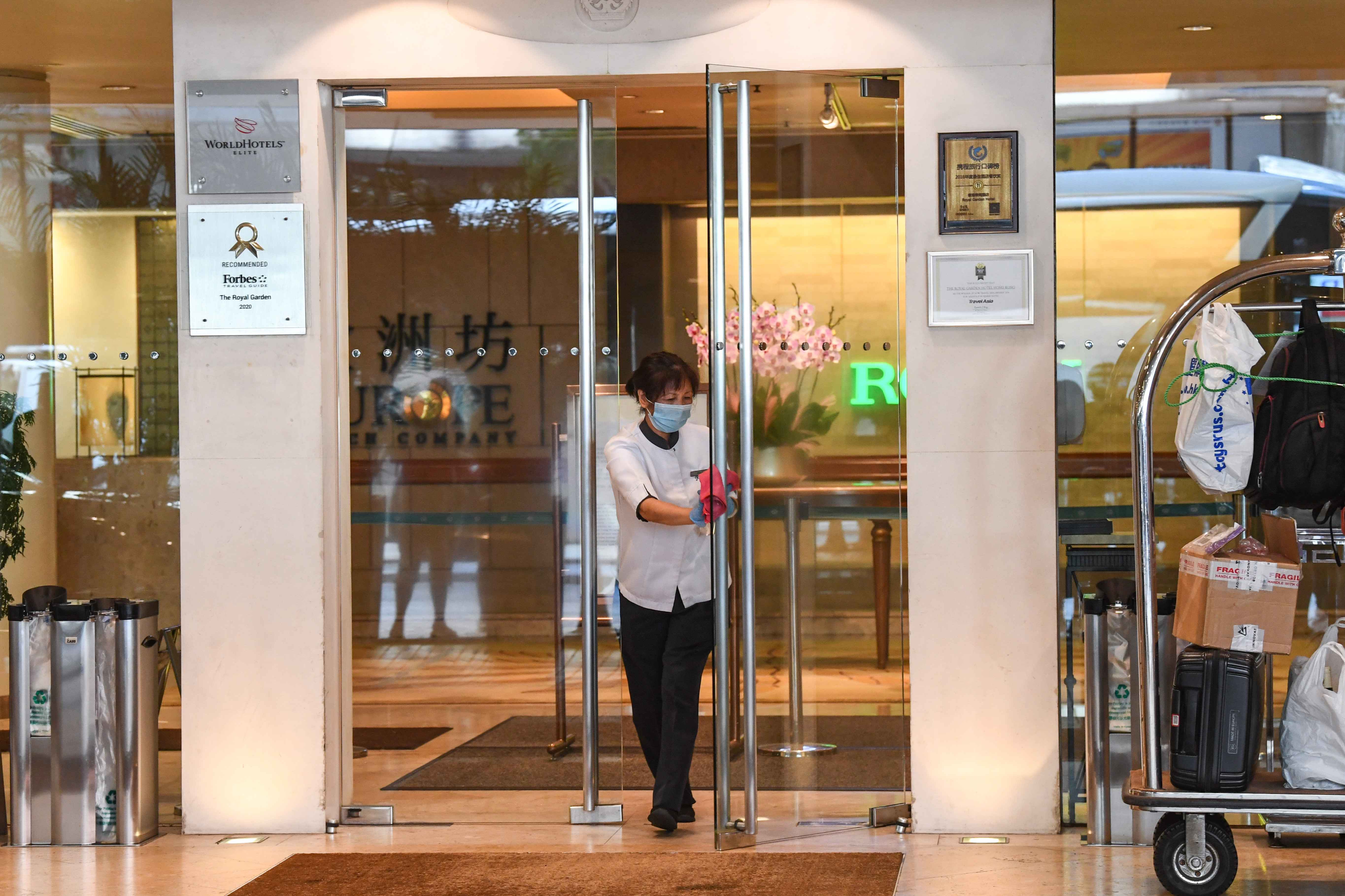 酒店房最多4人聚集今日生效 政府正考慮放寬至20人