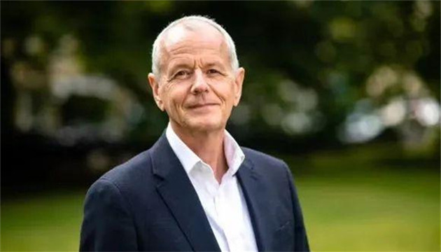 跳入水中施救落水女孩 英國駐重慶總領事獲授特別獎  　  