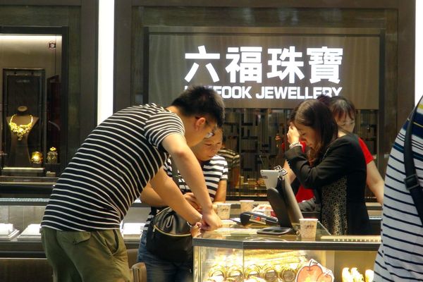 六福再發盈警：中期收入及淨溢利按年少約50%及40%