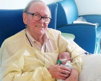 安撫患兒14載 美國「ICU爺爺」去世