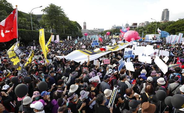 秋鬥遊行凱道擠爆3萬人 民意怒吼蔡英文執政 