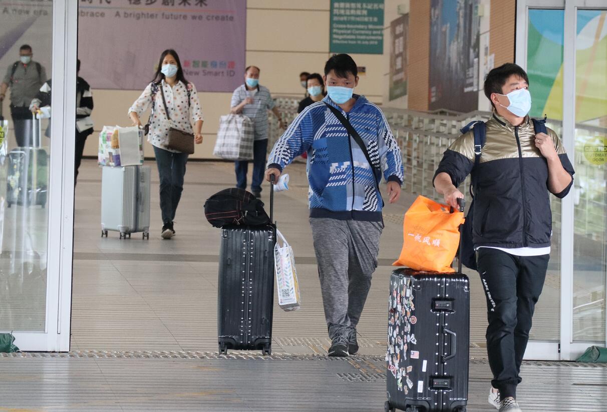 「回港易」實施首日 市民：過關大致順暢 只需4至5分鐘