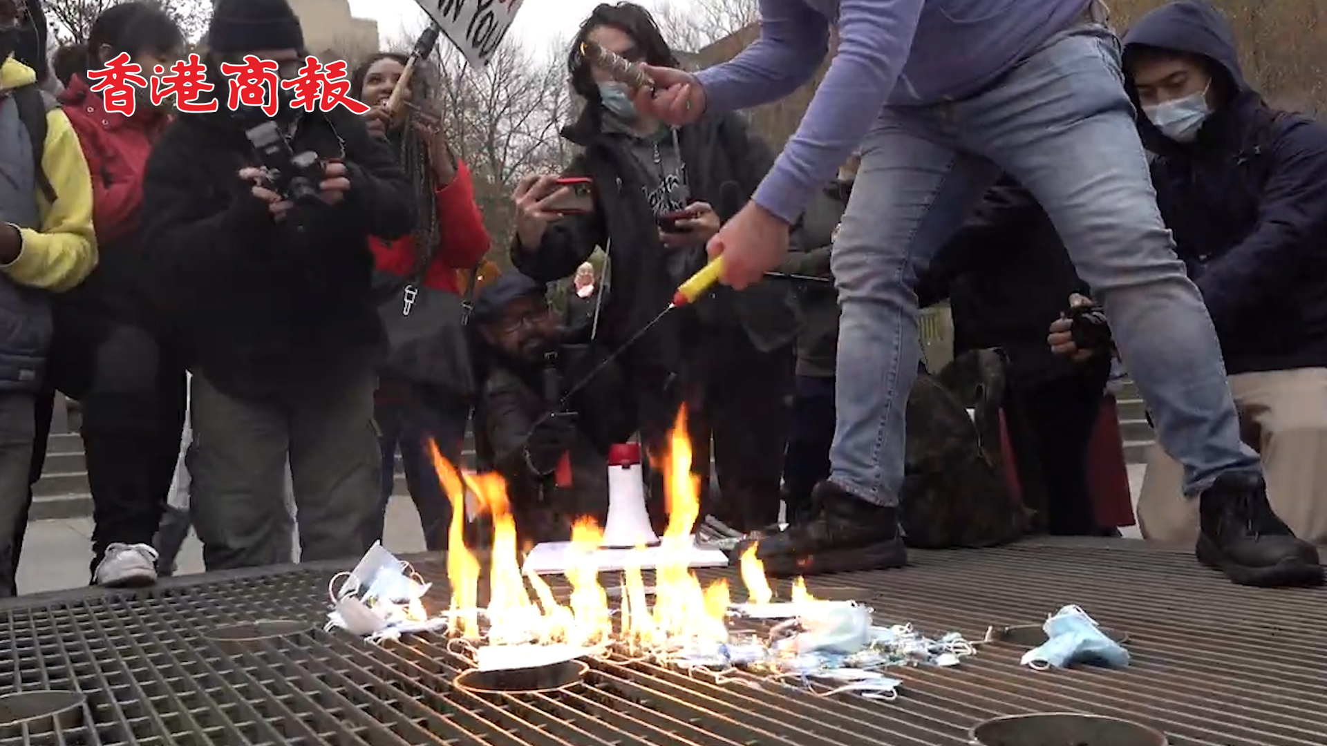 有片丨美國紐約爆發反封鎖抗議：人群高喊把州長踢出去